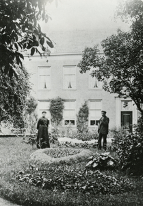 HE_OOSTZANDDIJK_005 De tuin achter het huis van de directeur van de rijkswerf; ca. 1910