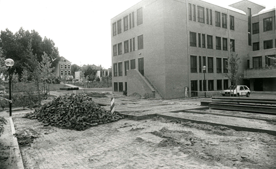 HE_OOSTZANDDIJK_012 Het nieuwe gemeentehuis in aanbouw; ca. 1985