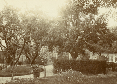 HE_OOSTZANDDIJK_016 Kijkje in de tuin van de Schout bij Nacht M. van der Velde van Kappellen; september 1909