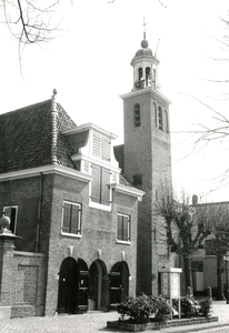 HE_OOSTZANDDIJK_026 Het kleine kerkje en de hervormde kerk; 1 mei 1986