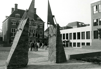 HE_OOSTZANDDIJK_028 Opening van het nieuwe gemeentehuis, het kunstwerk achter het Landshuis; ca. 1985