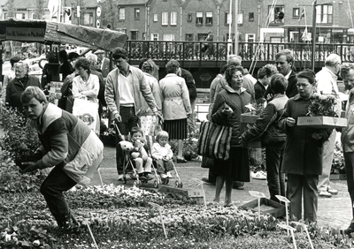 HE_OOSTZANDDIJK_035 Geraniummarkt op het plein voor het gemeentehuis; 24 mei 1984