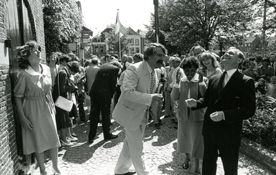 HE_OOSTZANDDIJK_038 Burgemeester De Cloe en de Rotterdamse burgemeester Van der Louw bij de opening van museum Gesigt ...