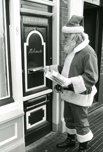 HE_OOSTZANDDIJK_043 De Kerstman bezorgt post langs de Oostzanddijk; december 1984