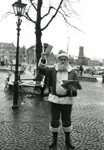 HE_OOSTZANDDIJK_044 De Kerstman bezorgt post langs de Oostzanddijk; december 1984