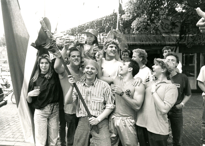 HE_OOSTZANDDIJK_045 Voetbalsupporters vieren feest na de overwinning van Oranje; 25 juni 1988