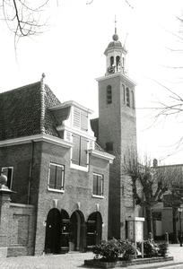 HE_OOSTZANDDIJK_047 De kerk in de vesting bij het 300-jarig bestaan, op de voorgrond het Kleine Kerkje; 1 mei 1986