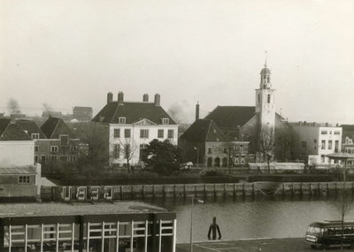 HE_OOSTZANDDIJK_051 Zicht op de Oostzanddijk met het Landshuis en de Kerk, op de voorgrond het gebouw van GEBU; Juli 1972