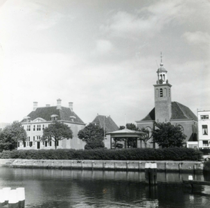 HE_OOSTZANDDIJK_055 Zicht op de Oostzanddijk met het Landshuis en de Kerk; 29 mei 1967