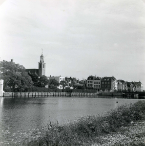 HE_OOSTZANDDIJK_056 Zicht op de Oostzanddijk met het Landshuis en de Kerk; 29 mei 1967