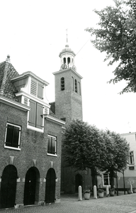 HE_OOSTZANDDIJK_059 Het kleine kerkje en de hervormde kerk; Juli 1972
