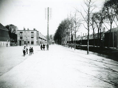 HE_OPZOOMERLAAN_003 Kijkje op de Opzoomerlaan, met het postkantoor, de barakken en de barakkensloot; ca. 1935
