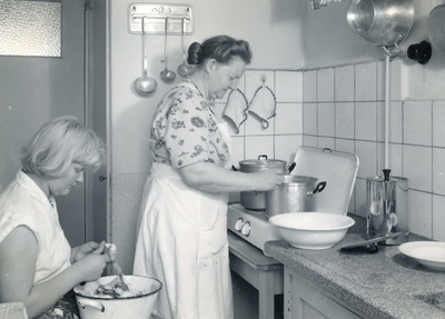 HE_OPZOOMERLAAN_008 Keukeninterieur in Hellevoetsluis; 17 augustus 1960