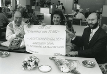 HE_OUDERENZORG_003 Een delegatie van Hr. Ms. Hellevoetsluis biedt een cheque aan verpleeghuis De Grootenhoek; 6 maart 1990