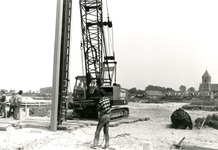 HE_OUDERENZORG_011 Wethouder Hollaar slaat de eerste paal voor het verpleeghuis Grootenhoek; 10 juni 1988