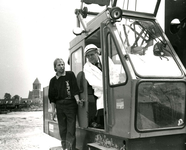 HE_OUDERENZORG_012 Wethouder Hollaar slaat de eerste paal voor het verpleeghuis Grootenhoek; 10 juni 1988