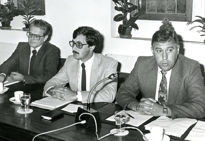 HE_PERSONEN_085 Burgemeester Sala met links wethouder J. Hollaar en rechts H. Tamboer; 26 september 1985