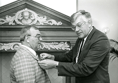HE_PERSONEN_089 Burgemeester Van der Jagt spelt een koninklijke onderscheiding op bij Daan Vuyk; 30 april 1987