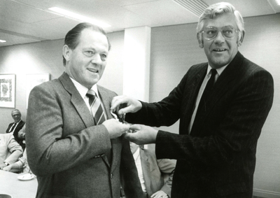 HE_PERSONEN_093 Burgemeester Van der Jagt spelt een koninklijke onderscheiding op bij de heer Bodegom; ca. 1985