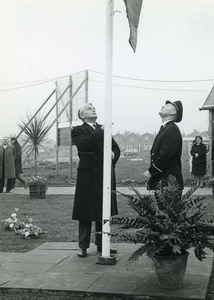 HE_PERSONEN_096 Het hijsen van de vlag door Commissaris der Koningin mr. J. Klaasesz bij de opening van de modelwoning ...