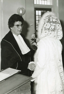 HE_PERSONEN_097 Mej. Spuijbroek zegent als ambtenaar van de burgerlijke stand een huwelijk in; Januari 1968