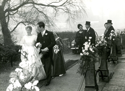 HE_PERSONEN_098 De dochter van burgemeester Ima van Eysinga trouwt met de heer John Wells van Beuningen; 28 december 1964