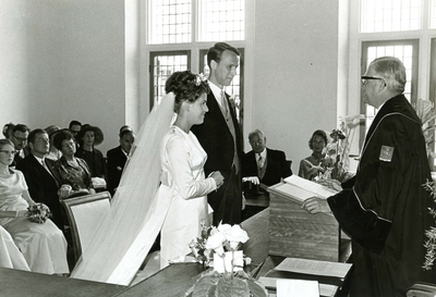 HE_PERSONEN_106 Het eerste huwelijk in het gerestaureerde gemeentehuis was van Jonkvrouwe Hermine Alexandra van Eysinga ...