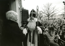 HE_PERSONEN_126 Burgemeester M. van Rossen verwelkomt Sinterklaas tijdens zijn intocht; ca. 1995