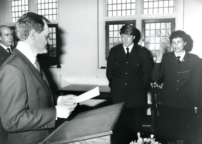 HE_POLITIE_004 Beëdigen van nieuwe agenten door burgemeester De Cloe; 7 februari 1985