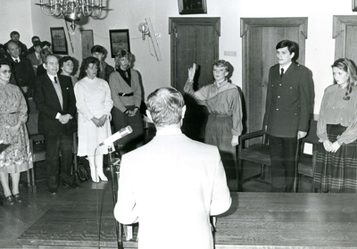 HE_POLITIE_018 Beëdigen van nieuwe agenten door burgemeester De Cloe; 5 januari 1986
