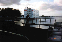 HE_STATIONSWEG_007 Op de voorgrond de sluis van het Kanaal door Voorne, op de achtergrond de asielboot Casa Marina; 1994
