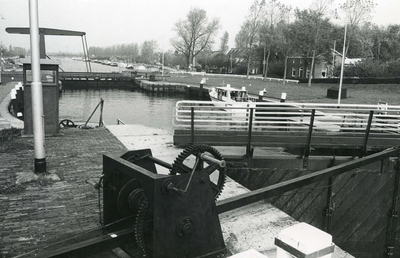 HE_STATIONSWEG_013 De sluis in het Kanaal door Voorne; Oktober 1973