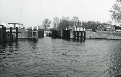 HE_STATIONSWEG_014 De sluis in het Kanaal door Voorne; Oktober 1973