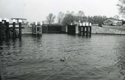 HE_STATIONSWEG_015 De sluis in het Kanaal door Voorne; Oktober 1973