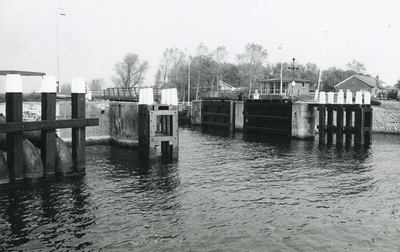 HE_STATIONSWEG_016 De sluis in het Kanaal door Voorne; Oktober 1973