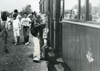 HE_TRAM_009 Bezoekers van het trammuseum; 23 mei 1985
