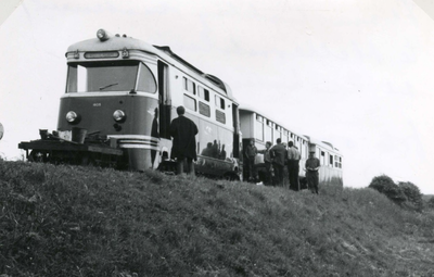 HE_TRAM_012 Een tram van het trammuseum rijdt over het spoor langs het Kanaal door Voorne op Tweede Pinksterdag; 1968