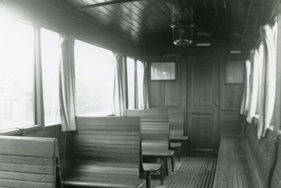 HE_TRAM_014 De houten bankjes in de tram van de RTM; 1947