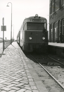 HE_TRAM_022 De tram 1807 van de RTM bij het tramstation in Hellevoetsluis; ca. 1960