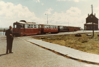 HE_TRAM_023 De tram van de RTM bij het tramstation in Hellevoetsluis; ca. 1965