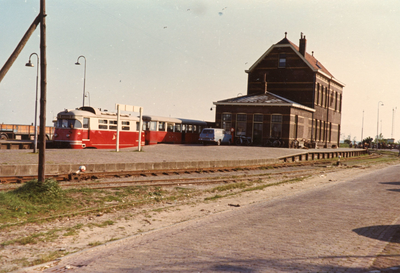 HE_TRAM_024 De tram van de RTM bij het tramstation in Hellevoetsluis; ca. 1970