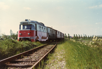 HE_TRAM_025 De tram van de RTM nabij Hellevoetsluis; ca. 1970