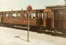HE_TRAM_032 Houten rijtuig van de tram van de RTM bij het tramstation in Hellevoetsluis; ca. 1975
