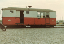 HE_TRAM_035 Postrijtuig 52 van de RTM met oliestookinstallatie bij het tramstation in Hellevoetsluis; ca. 1975
