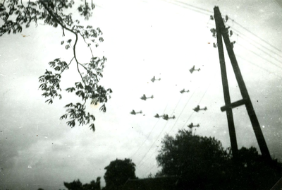 HE_TWEEDEWERELDOORLOG_006 De bevrijding van Hellevoetsluis: vliegtuigen vliegen over de vesting; Mei 1945