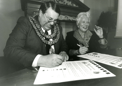 HE_TWINNING_002 Burgemeester M. van Rossen tekent een overeenkomst met de burgemeester van Torquay; 1999