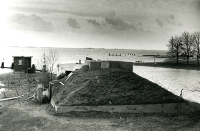 HE_VEERHAVEN_004 Restant van bunkers uit de Tweede Wereldoorlog aan de punt van de Kanaal door Voorne en Tramhaven; ...