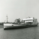 HE_VEERHAVEN_009 De RTM-boot Haringvliet verlaat de Veerhaven; 13 augustus 1965