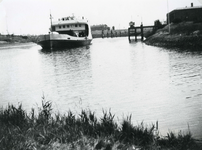 HE_VEERHAVEN_010 De RTM-boot Haringvliet verlaat de Veerhaven; 1970