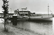 HE_VEERHAVEN_013 Passagiers en auto´s op de RTM-boot Haringvliet; 1971